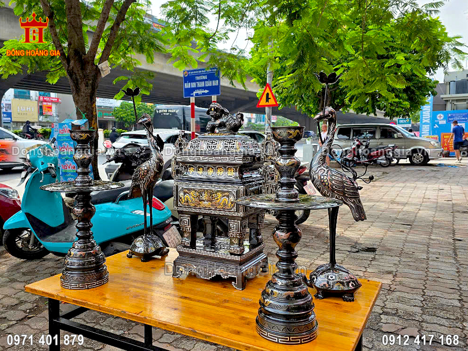 Bày trí bộ ngũ sự đỉnh đồng vuông khảm ngũ sắc mang đến không gian thờ cúng sang trọng và đẳng cấp